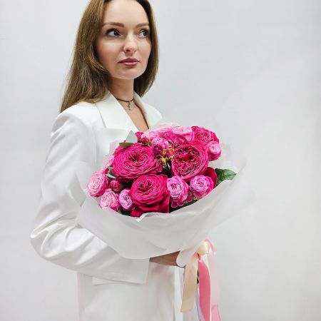 Малиновые пионовидные розы в компактном букете