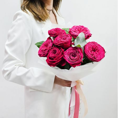 Монобукет с вишневой пионовидной розой