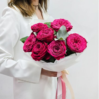 Монобукет с вишневой пионовидной розой