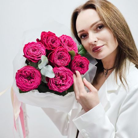 Монобукет с вишневой пионовидной розой