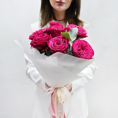 Монобукет с вишневой пионовидной розой