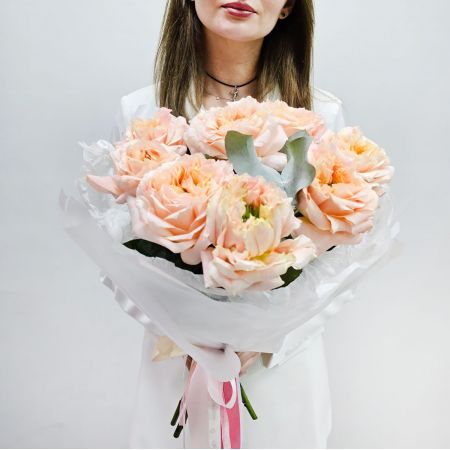 Красивый букет пионовидной розы