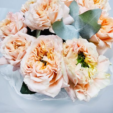 Красивый букет пионовидной розы