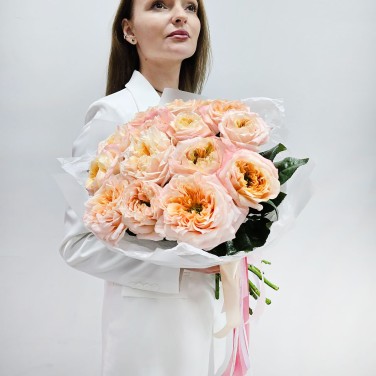 Красивый букет пионовидной розы