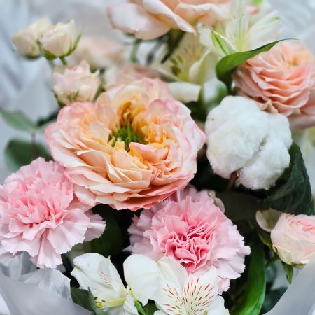 Красивый выбор букет с пионовидными розами и хлопком