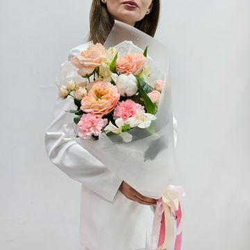 Красивый выбор букет с пионовидными розами и хлопком