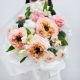 Красивый выбор букет с пионовидными розами и хлопком