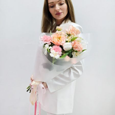 Красивый выбор букет с пионовидными розами и хлопком
