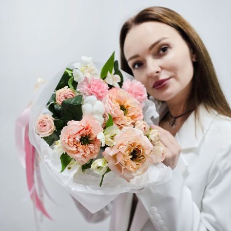 Красивый выбор букет с пионовидными розами и хлопком