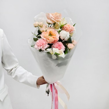 Красивый выбор букет с пионовидными розами и хлопком
