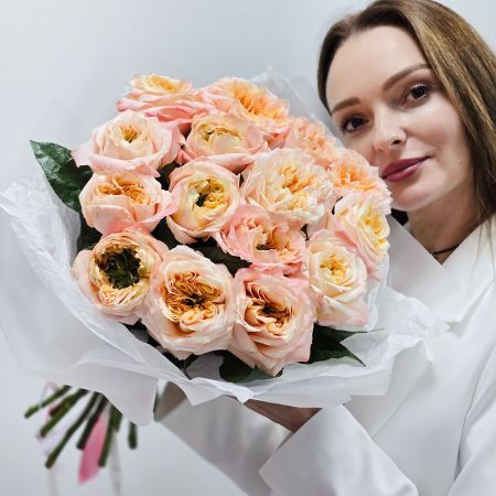 Кремовые пионовидные розы в упаковке