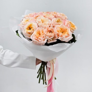 Кремовые пионовидные розы в упаковке