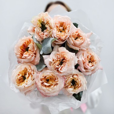 Красивый букет пионовидной розы