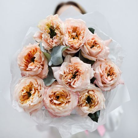 Красивый букет пионовидной розы