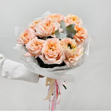 Красивый букет пионовидной розы