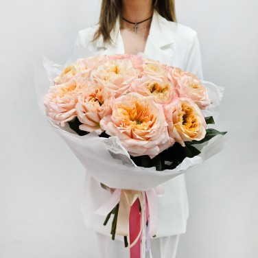 Кремовые пионовидные розы в упаковке