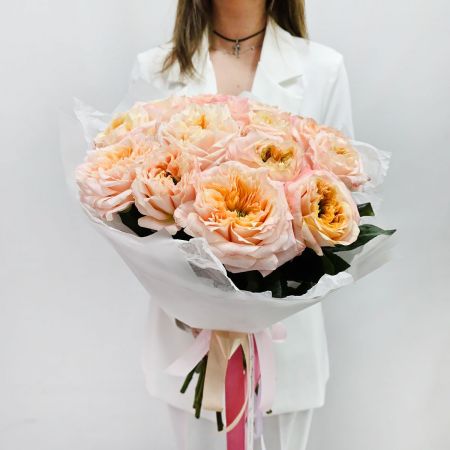 Кремовые пионовидные розы в упаковке