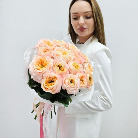 Красивый букет пионовидной розы