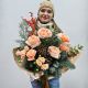 Зимнее счастье букет с хвоей и пионовидными розами