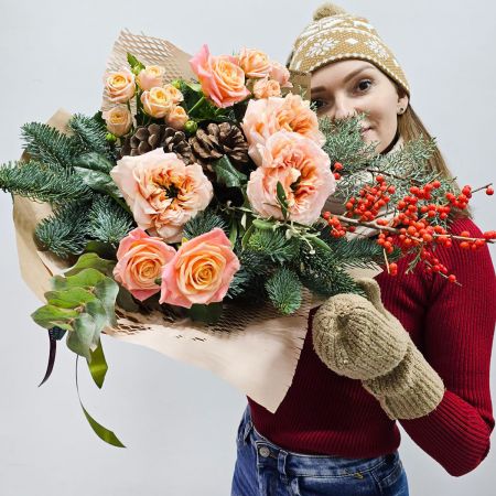 Зимнее счастье букет с хвоей и пионовидными розами