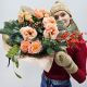 Зимнее счастье букет с хвоей и пионовидными розами
