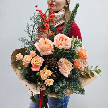 Зимнее счастье букет с хвоей и пионовидными розами