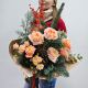 Зимнее счастье букет с хвоей и пионовидными розами