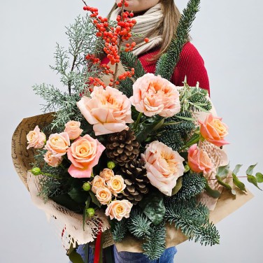 Зимнее счастье букет с хвоей и пионовидными розами