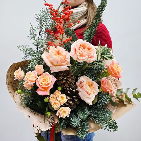 Зимнее счастье букет с хвоей и пионовидными розами