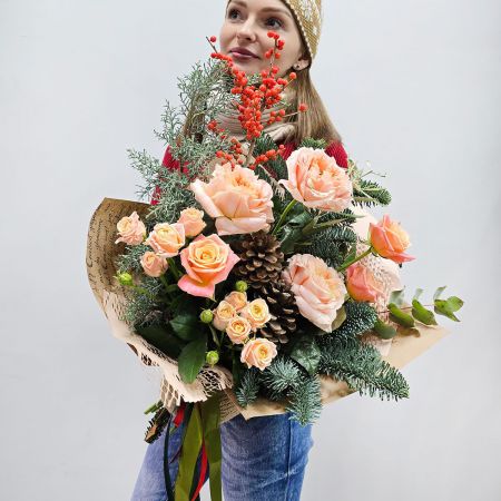Зимнее счастье букет с хвоей и пионовидными розами