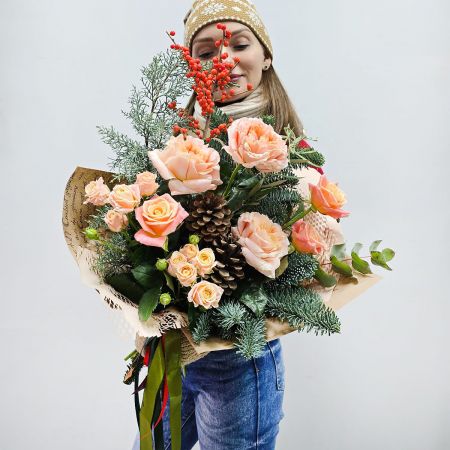 Зимнее счастье букет с хвоей и пионовидными розами