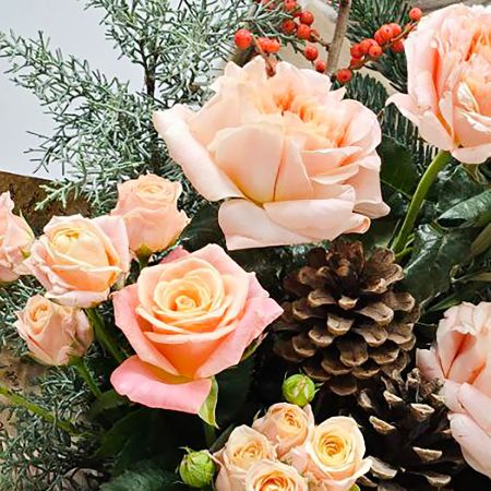 Зимнее счастье букет с хвоей и пионовидными розами