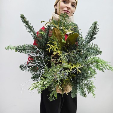 В ожидании снега букет из нобилиса и туи