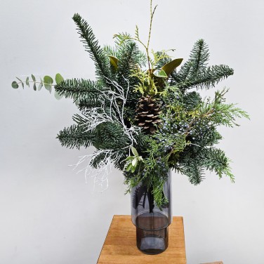 В ожидании снега букет из нобилиса и туи