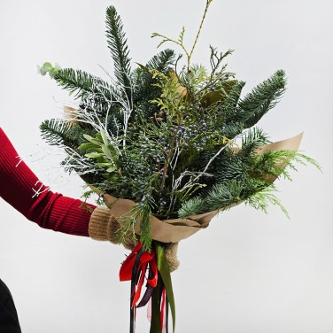 В ожидании снега букет из нобилиса и туи