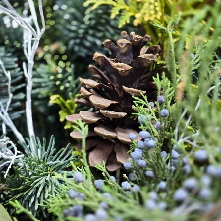 В ожидании снега букет из нобилиса и туи