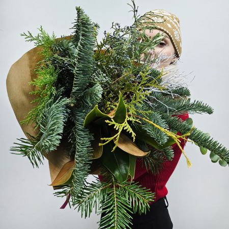 В ожидании снега букет из нобилиса и туи