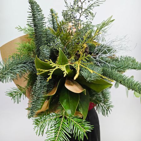 В ожидании снега букет из нобилиса и туи