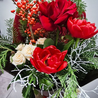 Яркий зимний подарок с тюльпанами