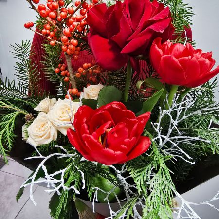 Яркий зимний подарок с тюльпанами