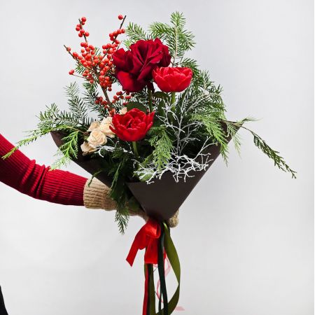 Яркий зимний подарок с тюльпанами