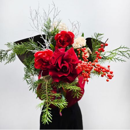 Яркий зимний подарок с тюльпанами