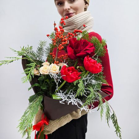 Яркий зимний подарок с тюльпанами