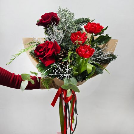 Яркая зима букет с нобилисом и розами