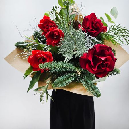 Яркая зима букет с нобилисом и розами