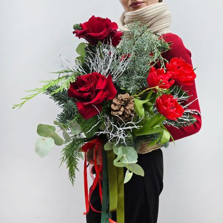 Яркая зима букет с нобилисом и розами