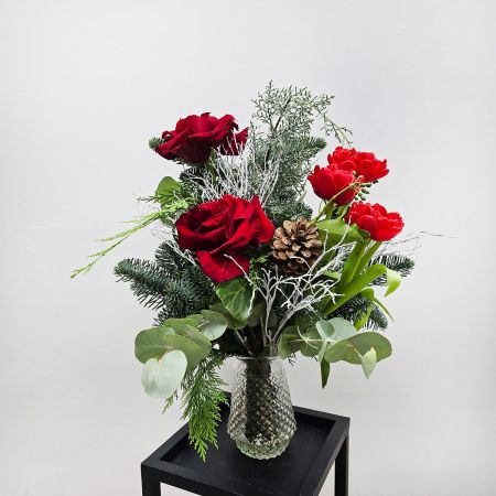 Яркая зима букет с нобилисом и розами