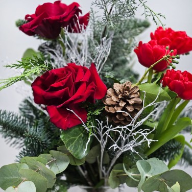 Яркая зима букет с нобилисом и розами
