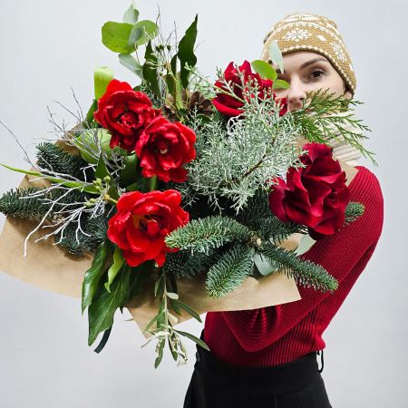 Яркая зима букет с нобилисом и розами