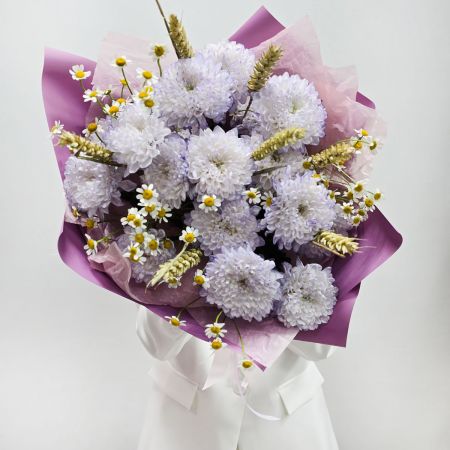 Букет с цветной хризантемой и пшеницей